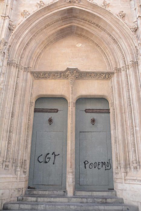 El vandalismo daña la puerta y la fachada de la Lonja