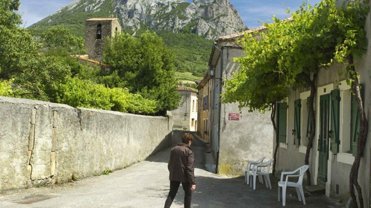 Una mujer camina por las calles de Bugarach, la semana pasada.