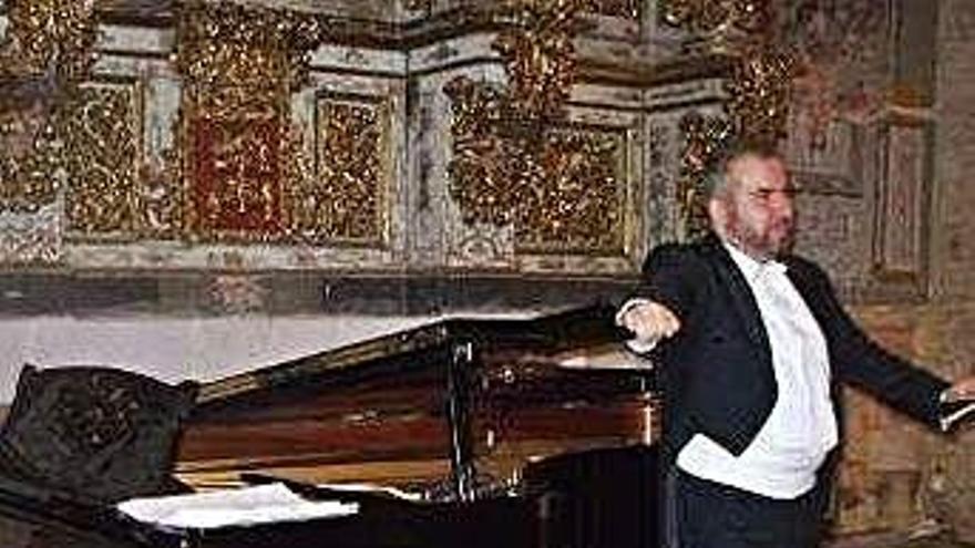 Luis Santana durante un recital.