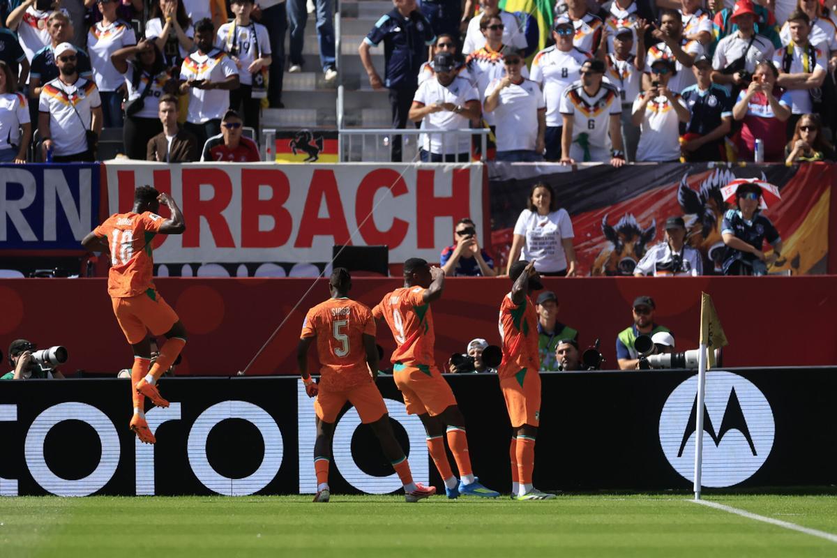 Los jugadores de Costa de Marfil celebran el gol de Kessié contra Alemania