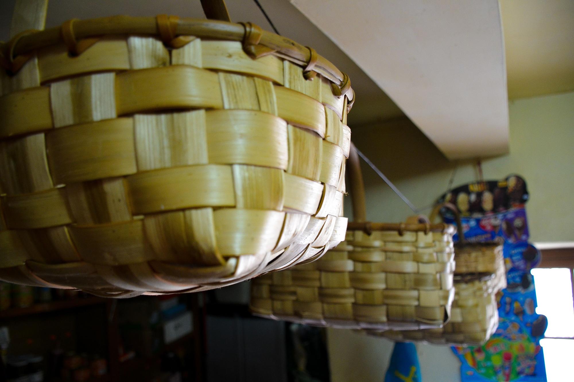Algunos de los cestos que elabora Tito, artesano cestero de Paredes, a la venta en el bar tienda.