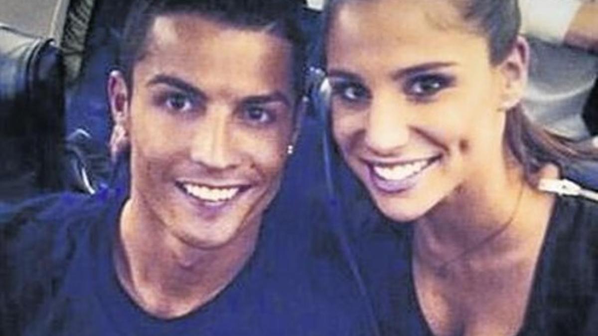 Cristiano Ronaldo, tras ganar el Balón de Oro, y Lucía Villalón.