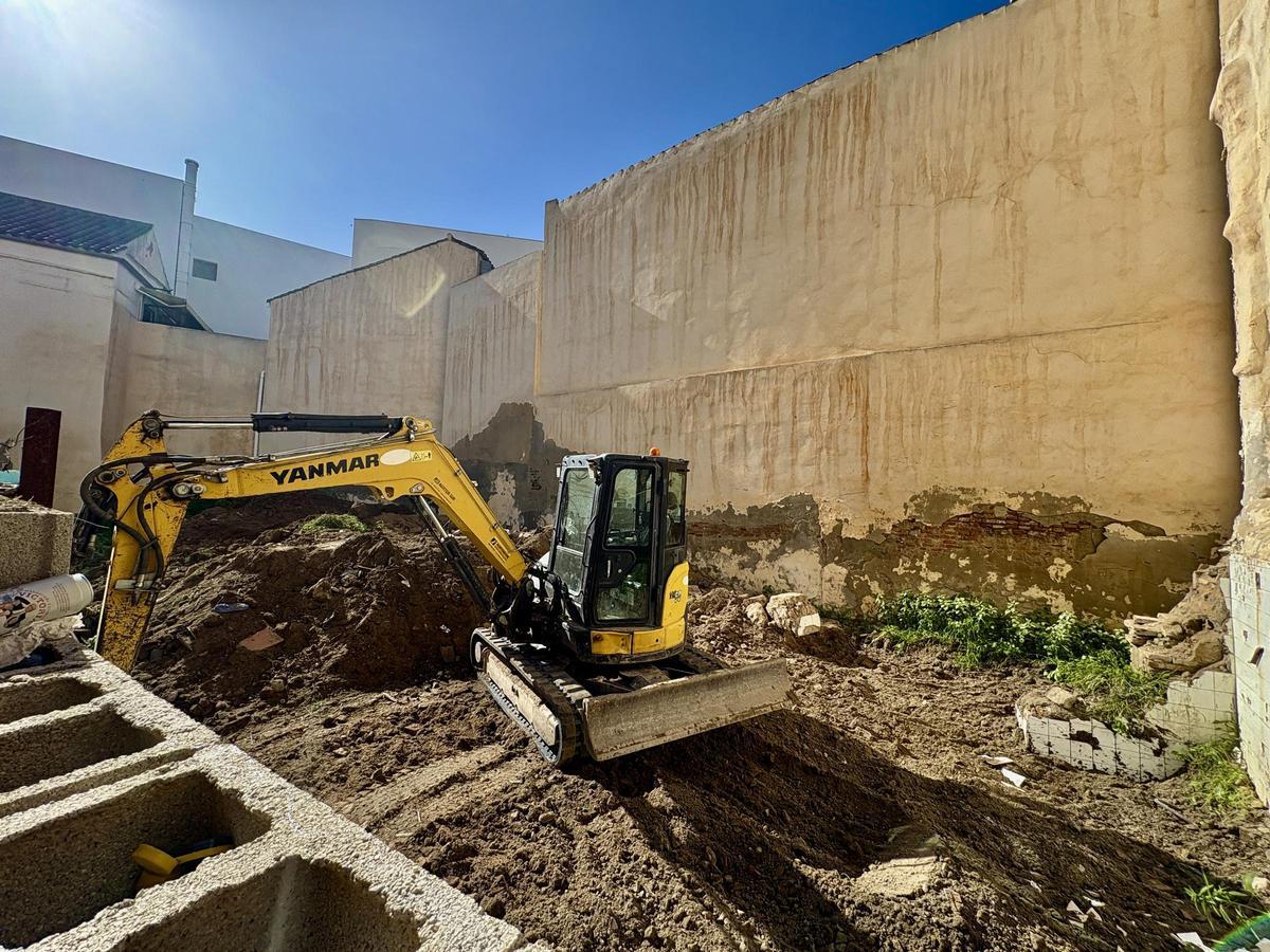 Vuelve la maquinaria a la parcela del futuro Centro Sefardí de Málaga.