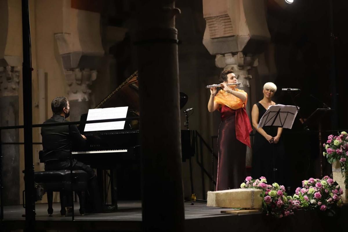 Pasión Vega eleva su voz, en la Mezquita-Catedral, por las víctimas del Covid