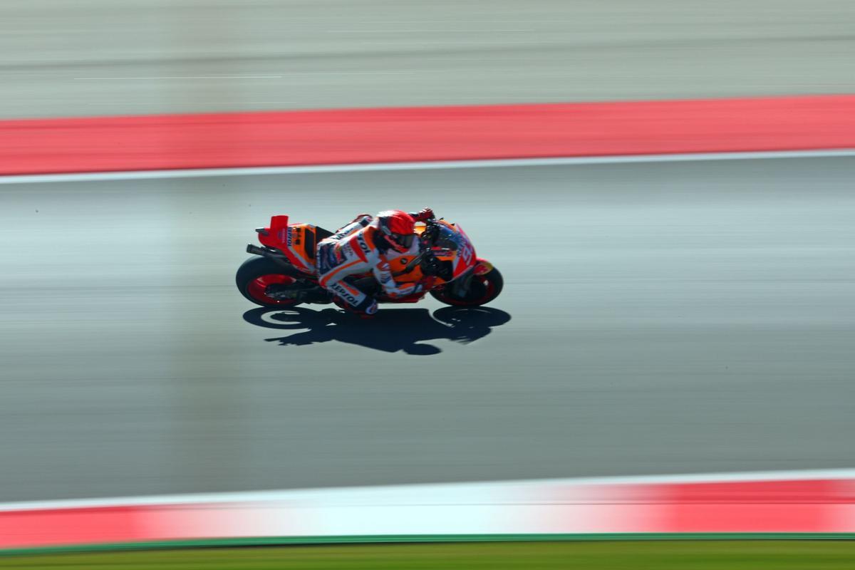 Magic Márquez (Honda) está de vuelta, hoy, en Portimao, en el primer GP de la temporada el campeonísimo catalán ha logrado su pole position nº 92 tras dos vueltas suicidas y arrancará esta tarde, en la carrera al sprint en primera posición por delante de Jorge Martín (Ducati) y Pecco Bagnaia (Ducati).