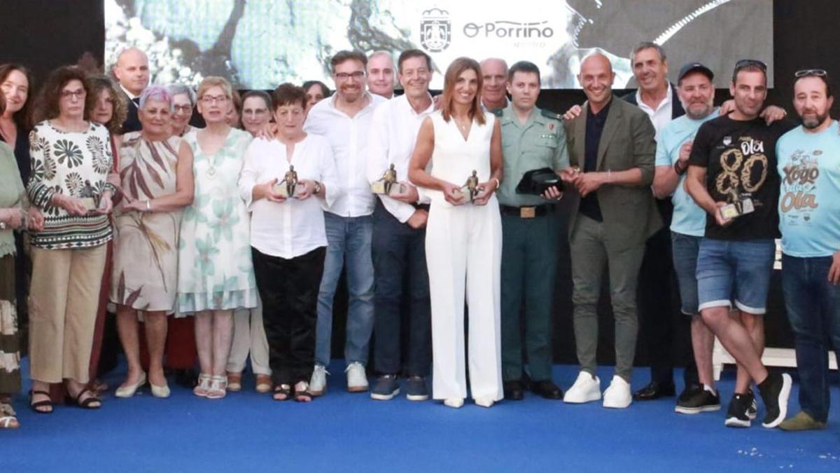 Personas reconocidas con los Premios Antonio Palacios de Porriño y autoridades al finalizar la gala.