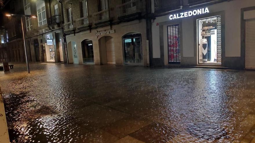 Las fuertes lluvias anegan de noche el centro de Vilagarcía