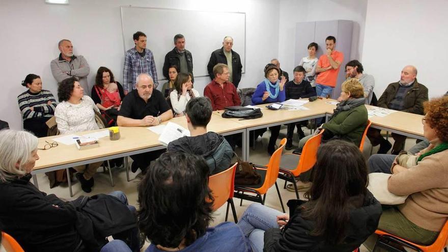 Asistentes a la reunión de la Plataforma Contra la Contaminación en Gijón, ayer en el Ateneo de La Calzada.