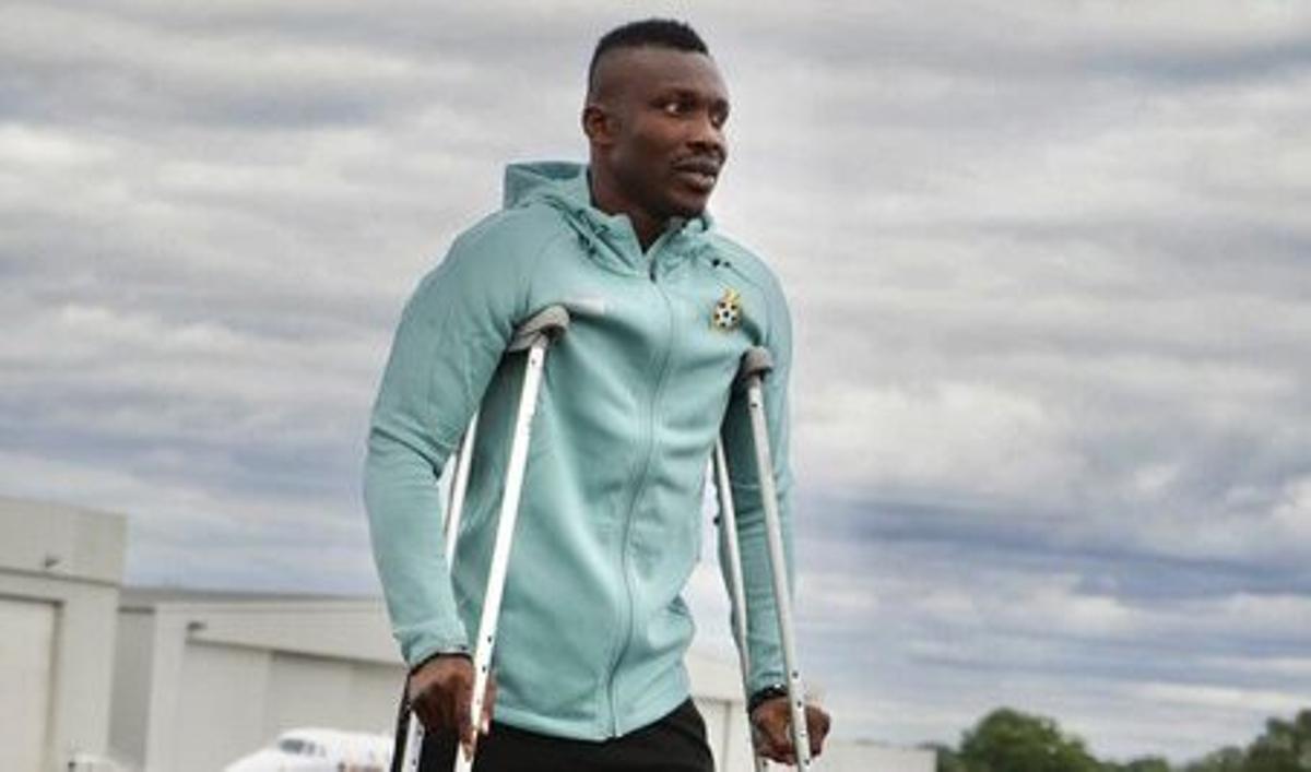Joseph Aidoo, con muletas, tras la lesión que sufrió en un amistoso con Ghana.