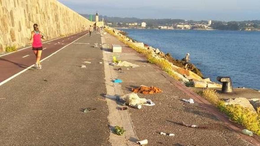 Paseantes alertan de basura extendida a lo largo del dique de abrigo