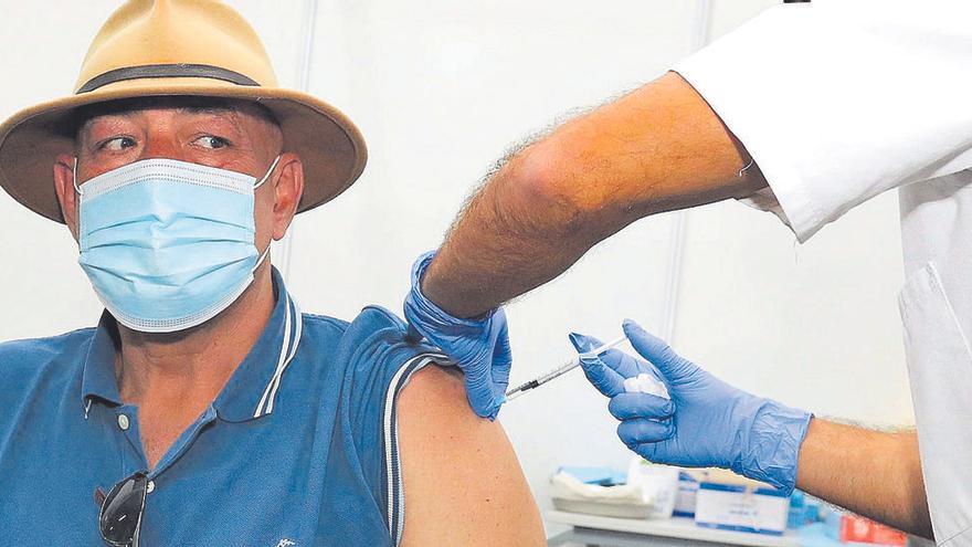 Un 10% de los positivos detectados en Canarias en los últimos 14 días tenía la pauta vacunal completa