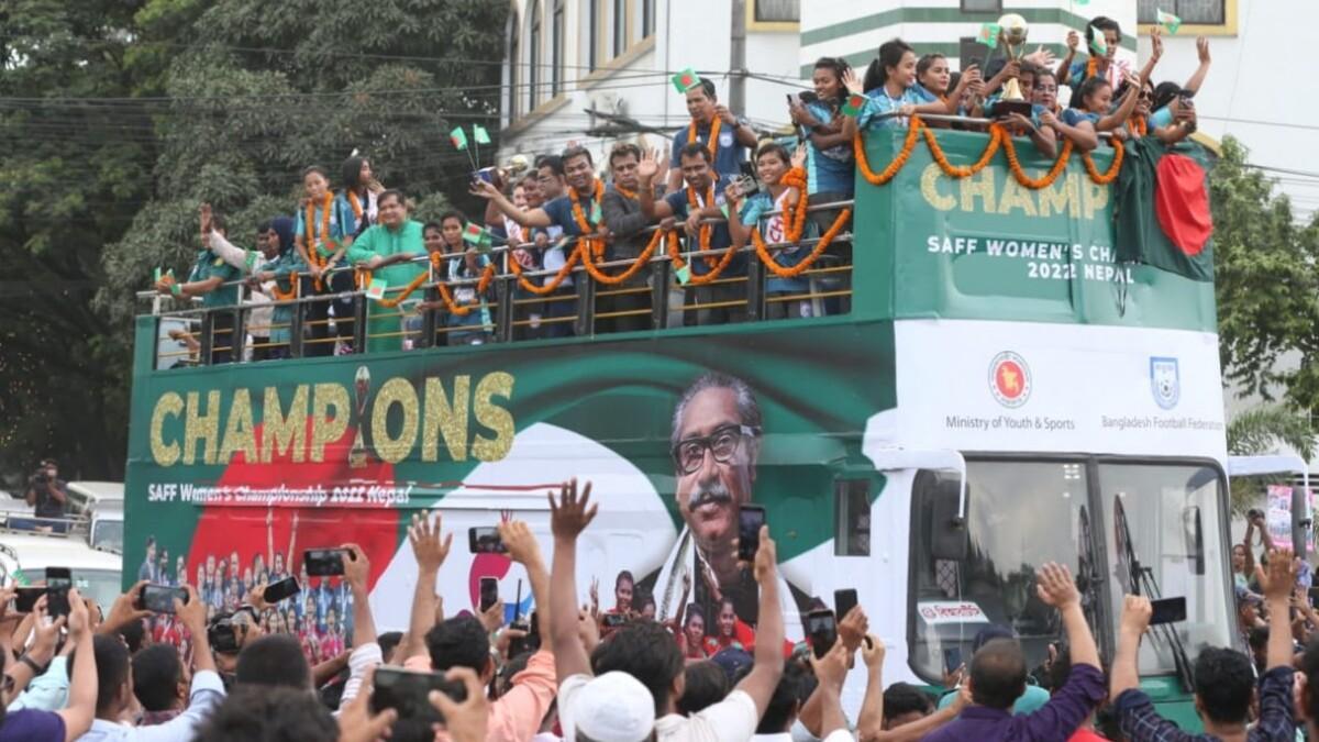 La selección femenina de Bangladés celebran su primer triunfo internacional.