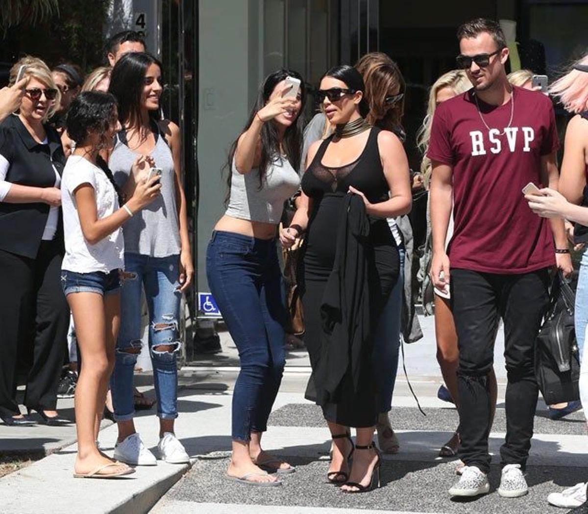 La fan más insistente para conseguir un selfie con Kim Kardashian
