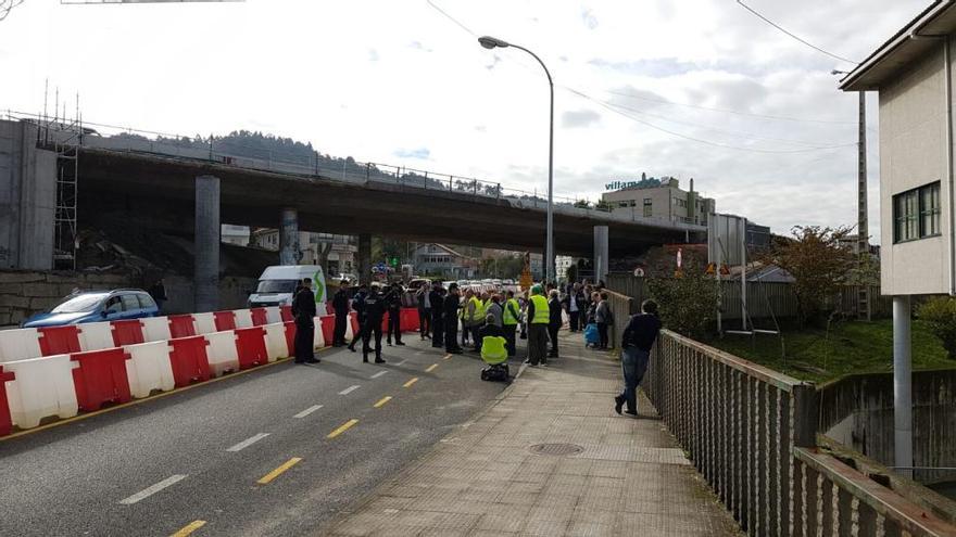 Vecinos de Chapela, en su protesta de esta mañana. // J. Pastoriza