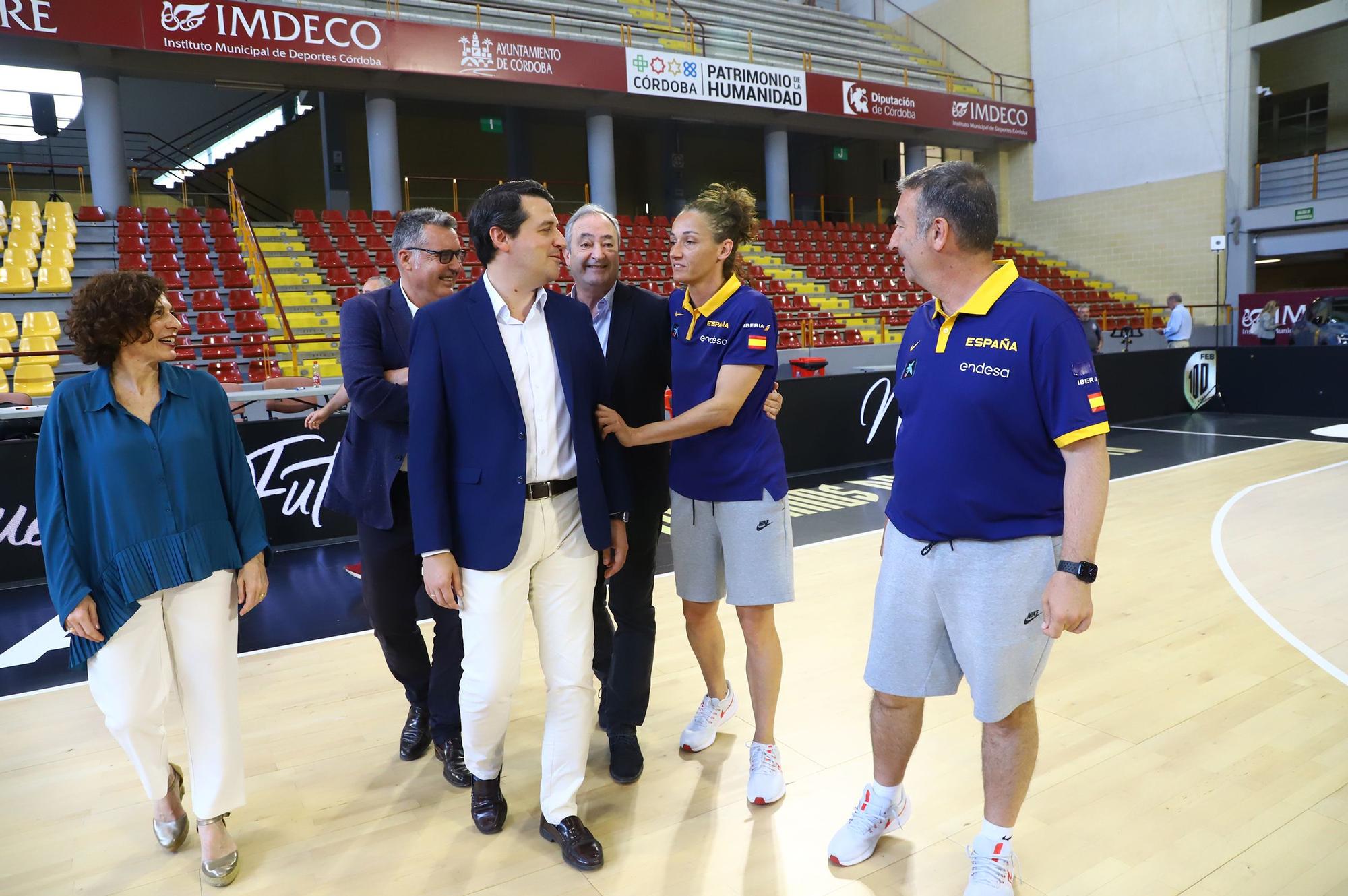 La selección española femenina de baloncesto con el alcalde de Córdoba, en imágenes