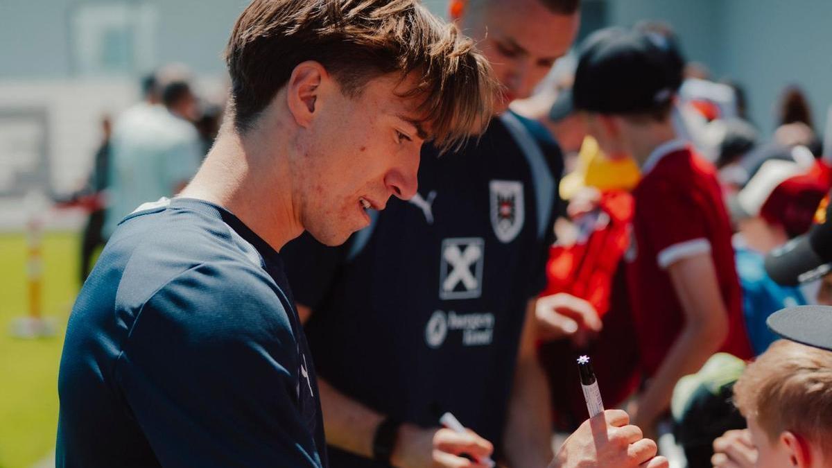 David Affengruber firma autógrafos a los más jóvenes durante la concentración con Austria.