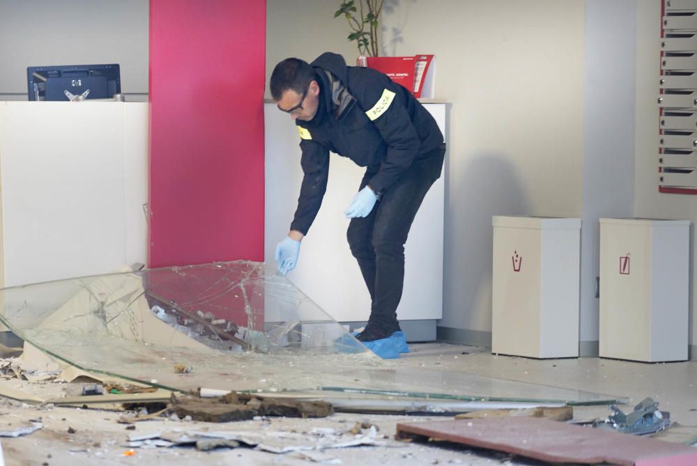 Els Mossos investiguen l''encastament que ha causat moltes destrosses al banc