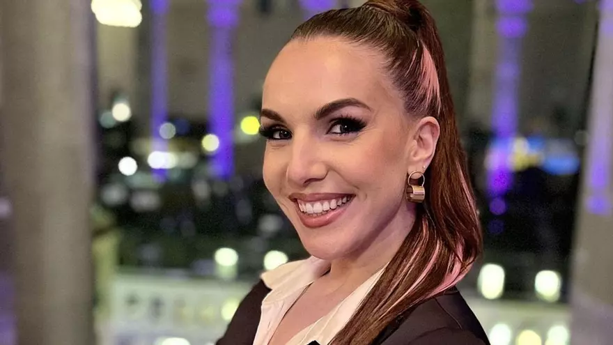 Inés Hernand, presentadora de TV. Abogada: Pechos fuera