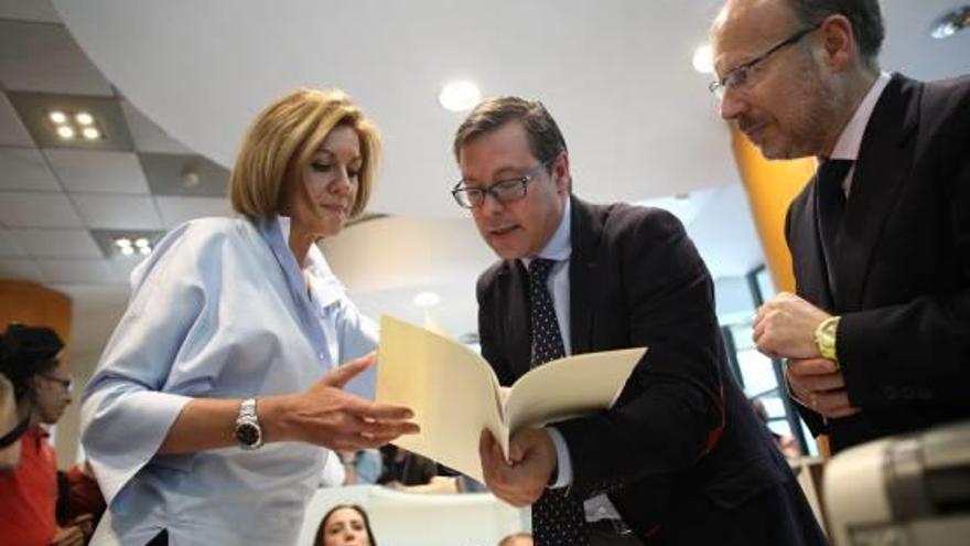 Cospedal, en el moment de presentar els seus avals.