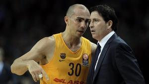 Pascual dóna instruccions al base porto-riqueny Arroyo en un partit europeu.