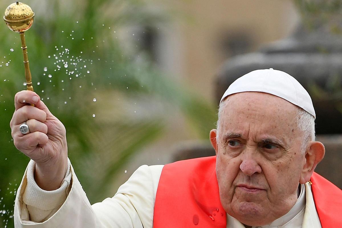 El Papa Francisco bendice las ramas de olivo durante el Domingo de Ramos, el 2 de abril del 2023, en la plaza de San Pedro, en el Vaticano.