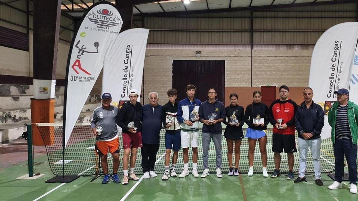 Fotografía de familia de los finalistas del Abierto de Tenis de Cangas con las autoridades.