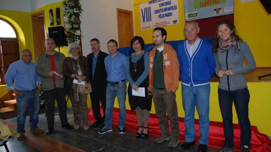 El edil Javier García, los jurados Diego Vigorra, María Bárcena y Félix Merlo, el edil Andrés Buznego, Clara Ojeda, Daniel Morales, Pepe Pardo y la periodista Carolina Sarmiento, ayer, en Quintes.