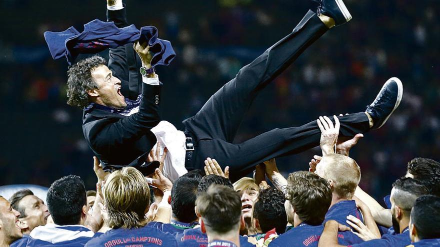 Luis Enrique, manteado por sus jugadores tras ganar la Liga de Campeones.