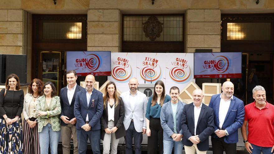 Por la izquierda, María Mitre, Nuria Bravo, Montserrat López Moro, Jorge González-Palacios, Oliver Suárez, Ángela Pumariega, Jesús Martínez Salvador, Olaya Suárez, Javier Suárez Llana, Abel Junquera, Guzmán Pendás y José Ramón Tuero, este martes, delante del Jovellanos.