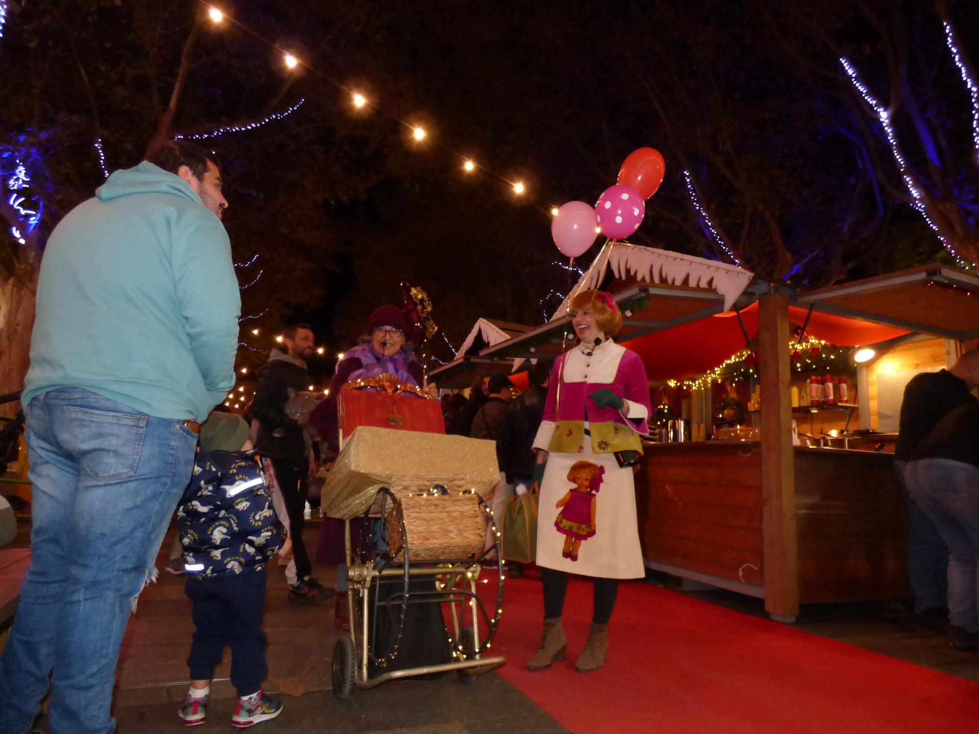 En Fumera, la Nadalina i la Bel inauguren el mercat de Nadal de Figueres