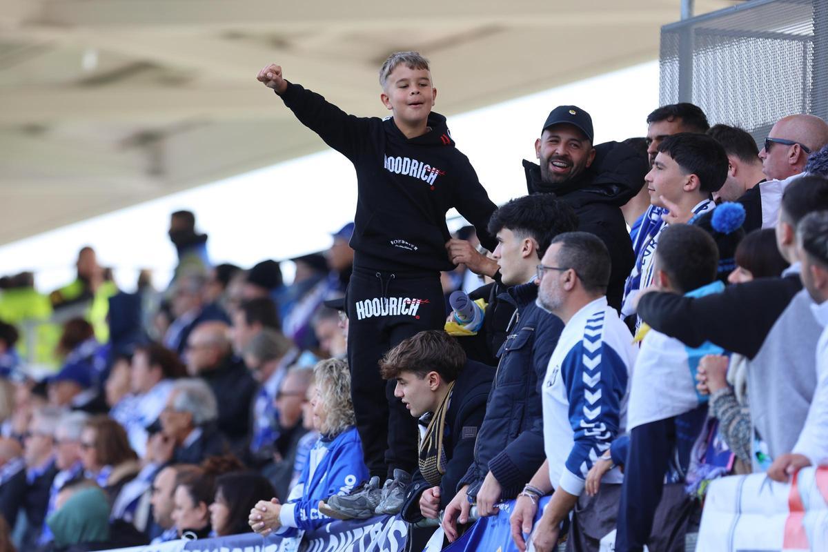 Aficionados blanquiazules llenan una grada entera el pasado sábado en Lezama.