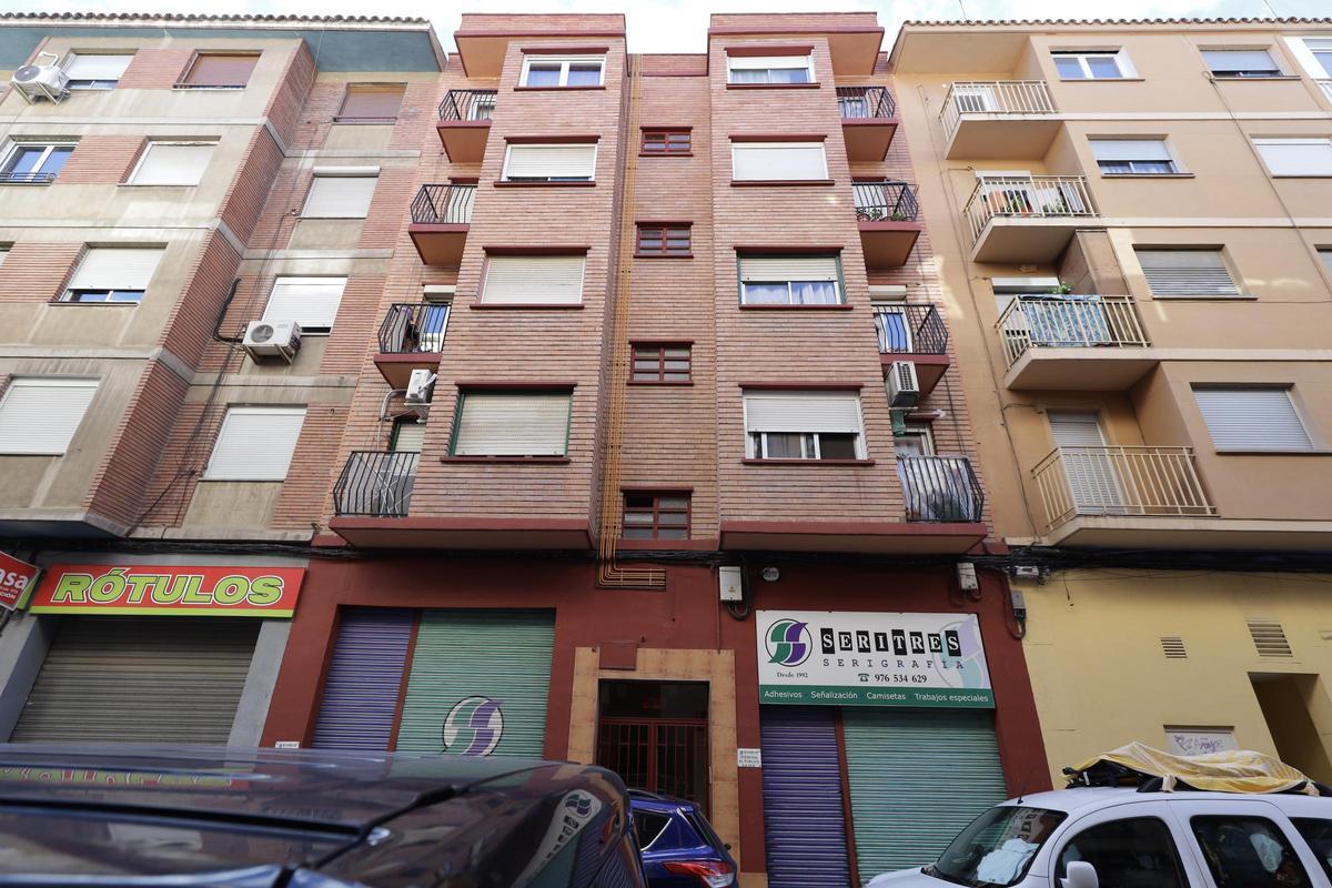 Los hechos tuvieron lugar la noche del 4 de octubre de 2025 en el portal de la calle Portugal (22), en el barrio zaragozano de Las Delicias.