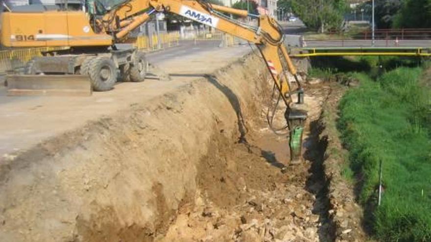 Una màquina realitzant obres al carril bici de Porqueres.