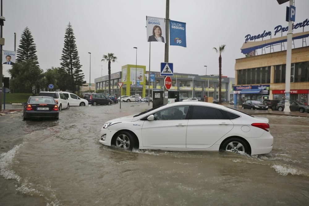 Los más de 150 litros por metro cuadrado registrados en 48 horas en Torrevieja han provocado numerosas incidencias por inundación, cortes de tráfico e intervenciones de bomberos en el momento de mayor