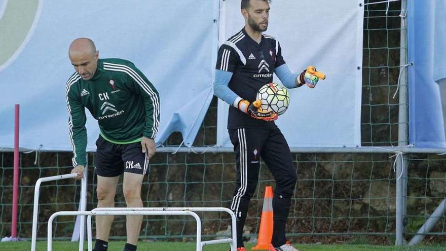 Sergio, con el entrenador de porteros, Carlos Kisluk (izquierda), en el entrenamiento de ayer. // J. Santomé