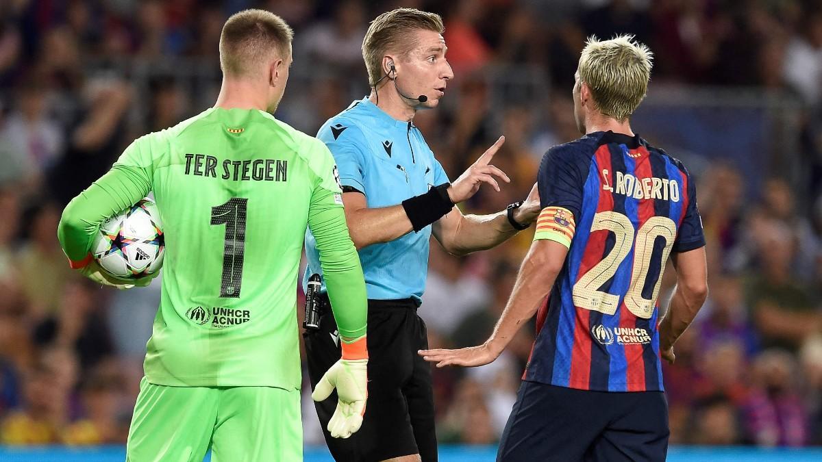 Sergi Roberto hablando con el árbitro ante el Plzen