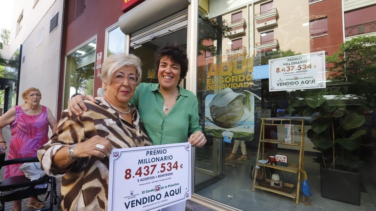Las responsables del estanco y punto de venta de lotería de la calle Isla Menorca donde ha tocado el Gordo de la Primitiva, este lunes.