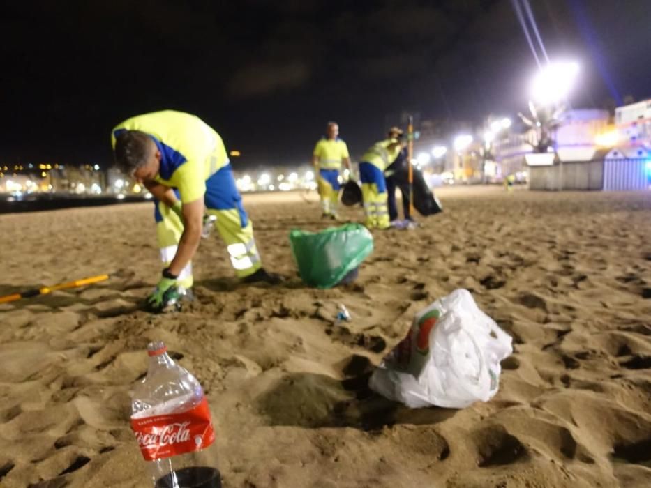 Recogida de basura en Las Canteras tras San Juan