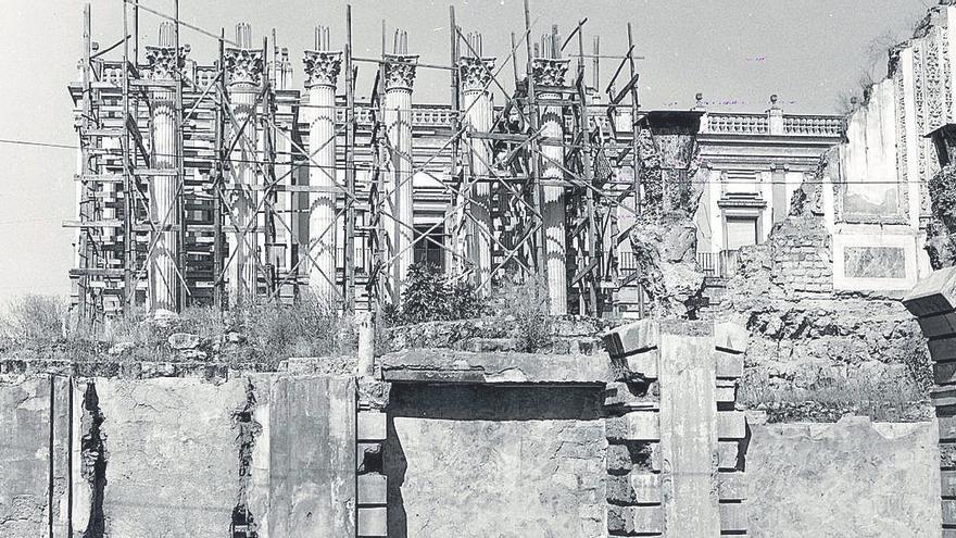 Pórtico del templo reconstruido entre la jaula de andamios, en 1969.