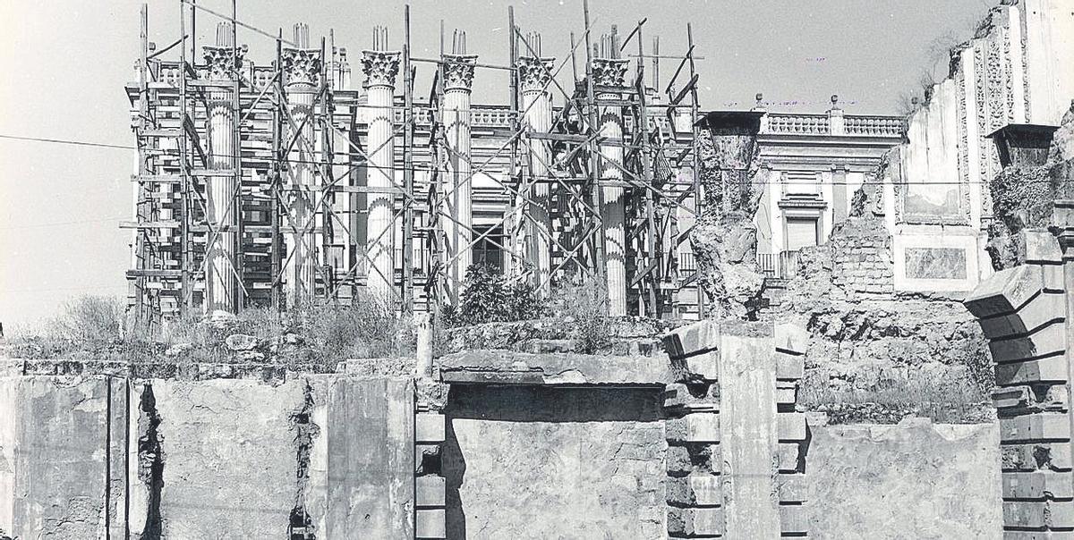 Pórtico del templo reconstruido entre la jaula de andamios, en 1969.