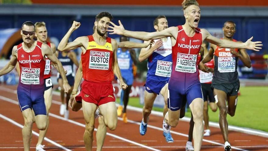 David Bustos celebra su subcampeonato en meta, por detrás del noruego Filip Ingebrigtsen.