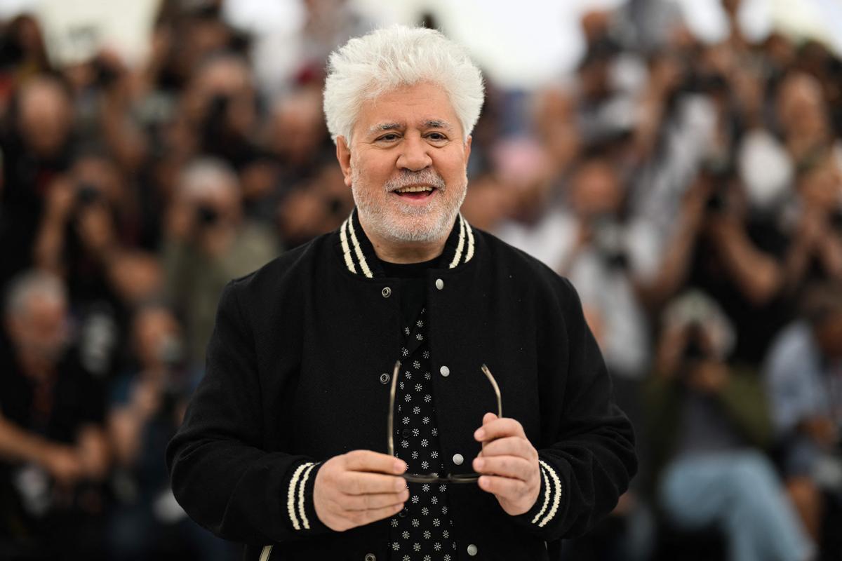 Pedro Almodóvar aterriza en Cannes. El cineasta estrena en Cannes el mediometraje ‘Extraña forma de vida’, con Ethan Hawke y Pedro Pascal, un wéstern protagonizado por dos gais que subvierte el género