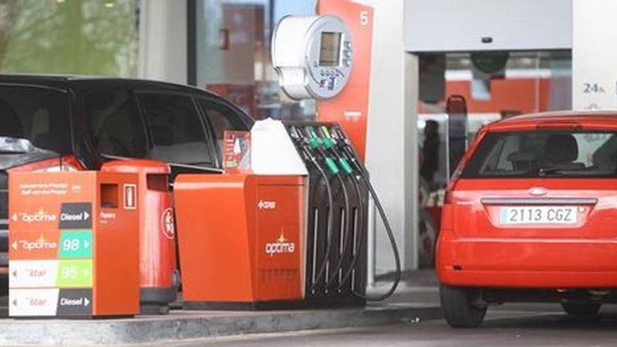 La gasolina vuelve a rozar los 1,5 euros y el gasóleo a superar los 1,4 por primera vez desde octubre