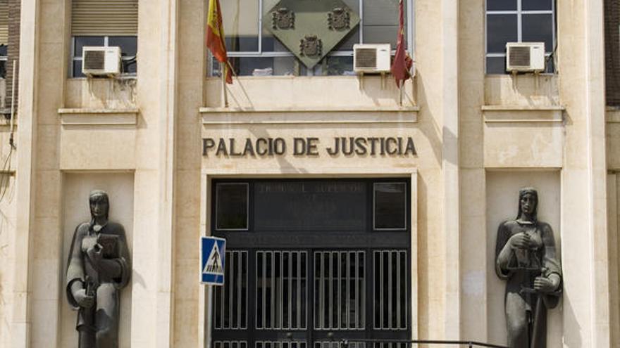 Acusado de violación y víctima salen del juicio cogidos de la mano