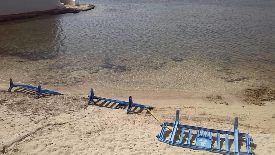 Las barreras de seguridad seguían ayer en la playa aunque ya estaba reabierta al baño.