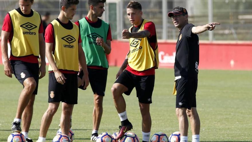 Vázquez da instrucciones a Brandon, Dalmau, Juan Domínguez y Ansotegi durante un entrenamiento en Son Bibiloni.
