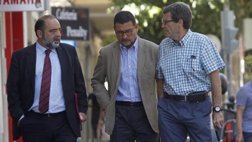 Francisco Blasco, José Luis Zaragosí y Aurelio Martínez se dirigen a la sede de la Fundación, ayer a primera hora de la tarde.