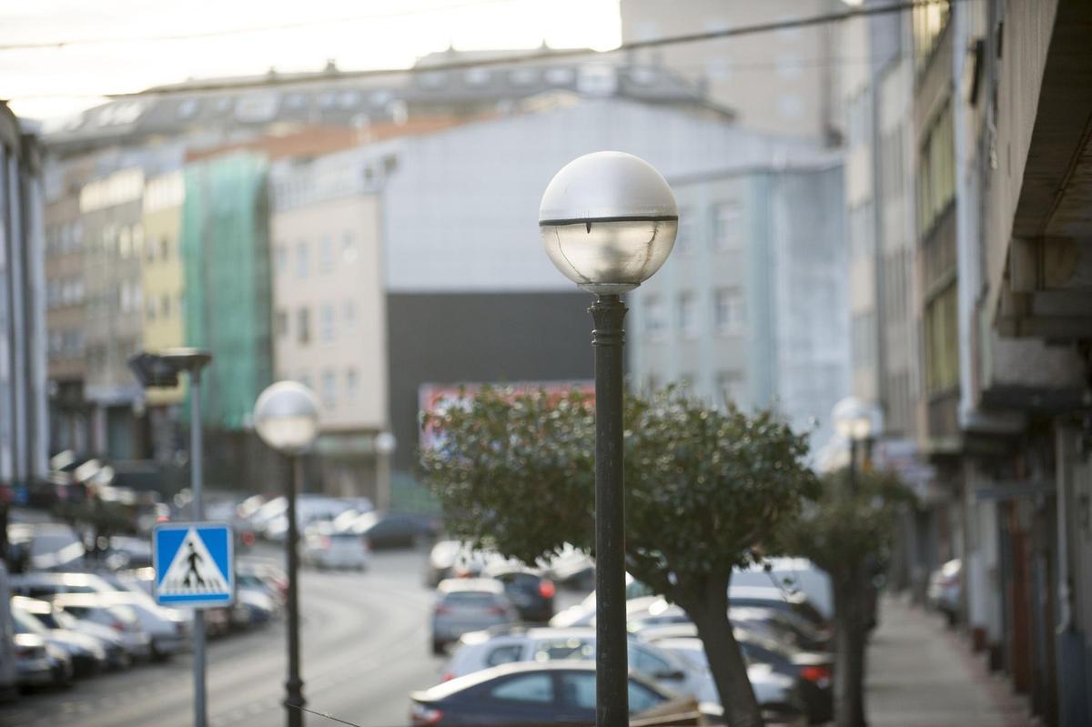 Farolas situadas en la travesía de Meicende, en Arteixo.