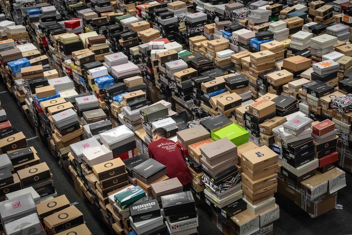 Ambiente en el outlet efímero de la cadena de zapaterías Casas, que ofrece descuentos en marcas como Converse, Aro o Camper, en Barcelona, el 22 de octubre de 2025.