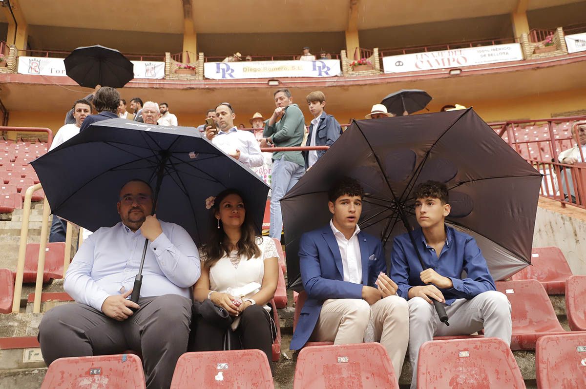 El aplazamiento de la corrida de Domingo Hernández en Córdoba, en imágenes